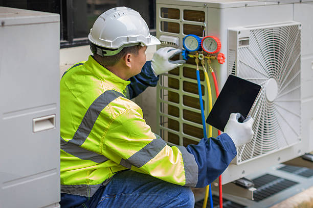 Professional Hvac technician working in Mechanicsville, IA
